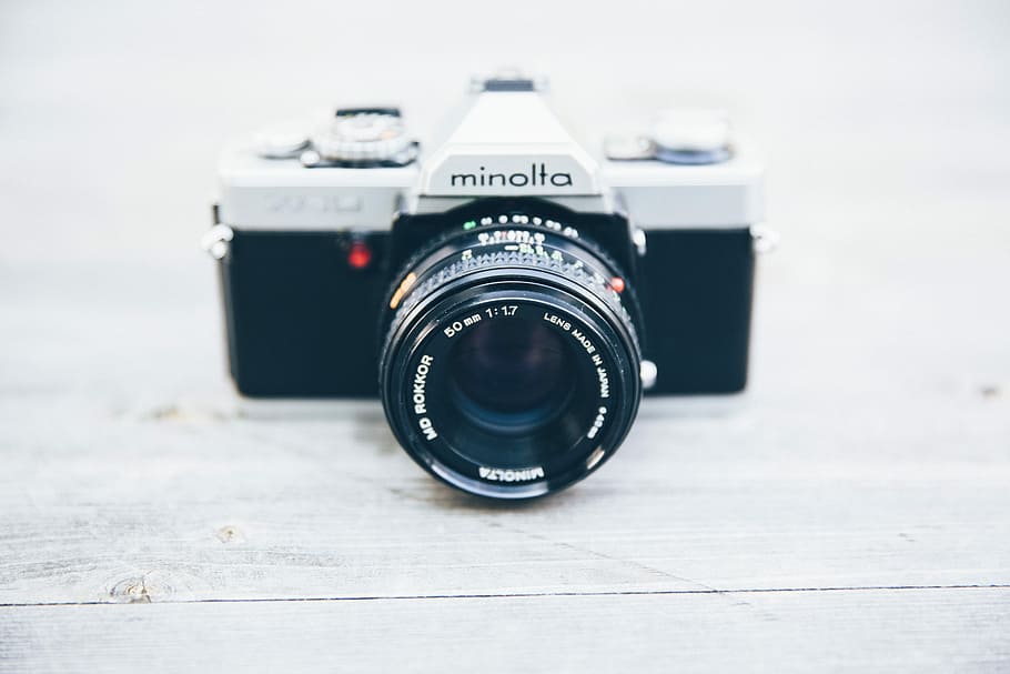 closeup photo of Minolta SLR camera, gray and black Minolta camera HD wallpaper