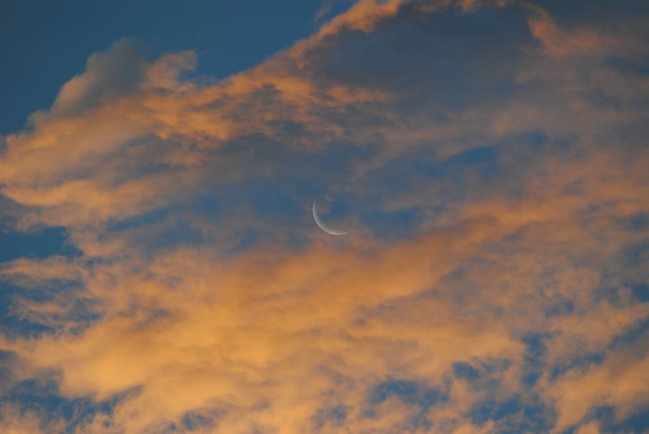 quarter moon cover by white clouds, white clouds in the sky, cloudy HD wallpaper