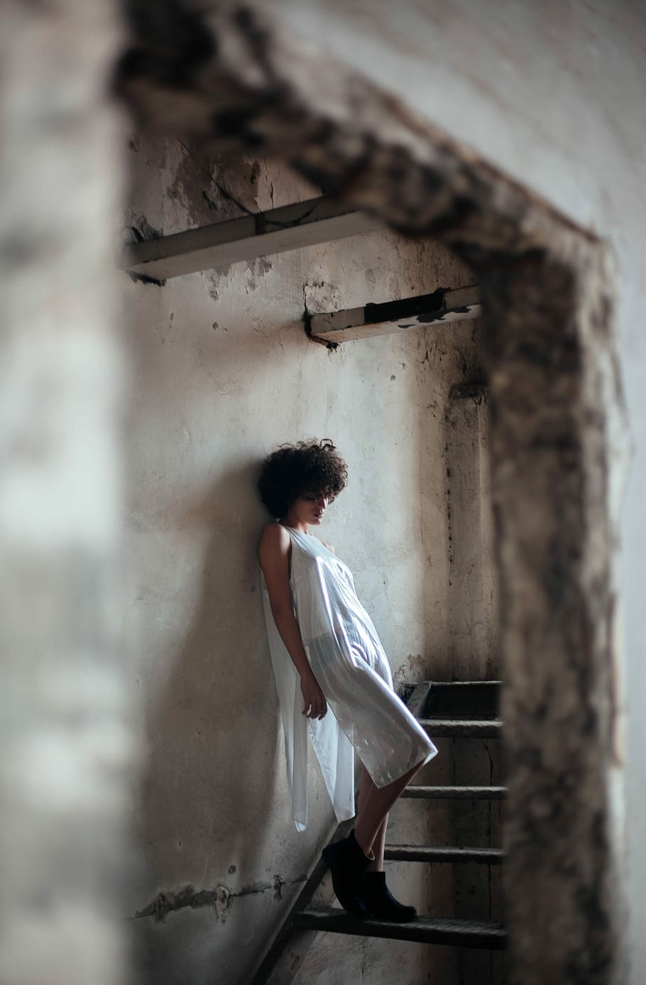 woman leaning on wall, woman in white dress leaning on wall near stairs HD wallpaper