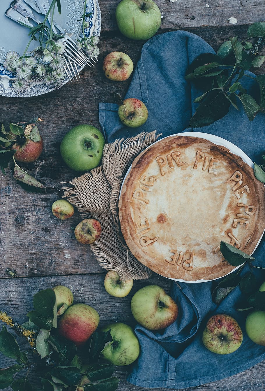 green-and-red apple fruits on brown wooden surface, pie, tart HD wallpaper