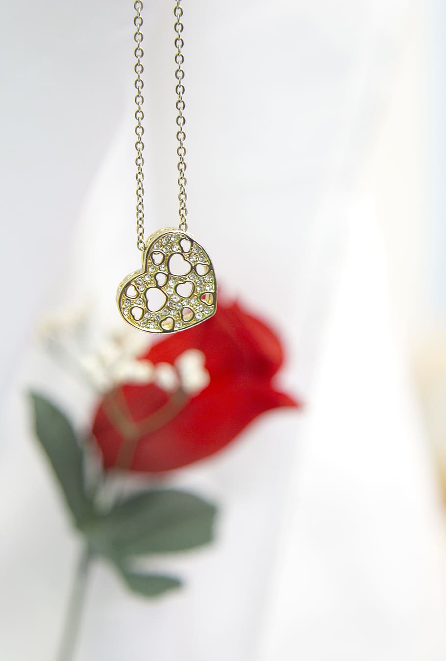 flower, heart, gold, jewelry, red, close-up, necklace, gold colored HD wallpaper
