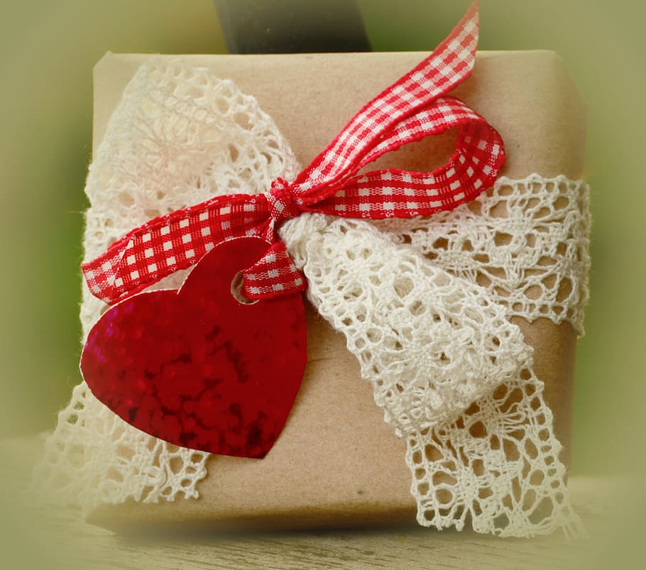brown box with white lace ribbon, gift, loop, checkered red HD wallpaper