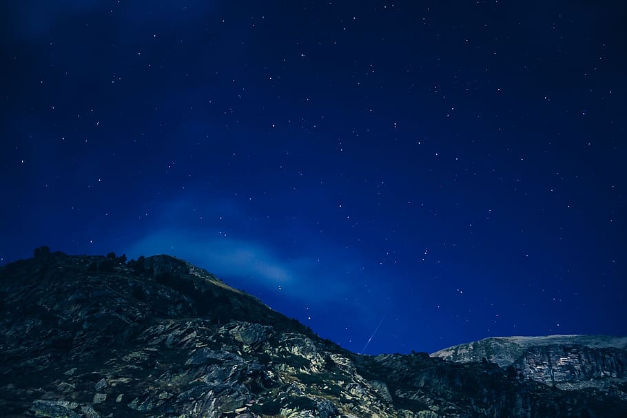 low angle photography of mountain during nighttime, photograph of rocky mountain at night HD wallpaper