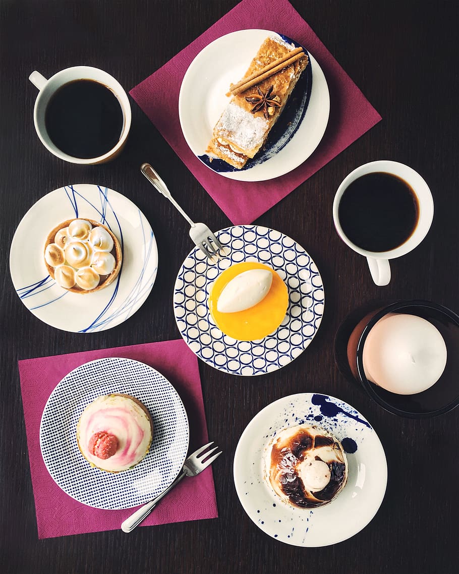high angle photography of five pastries on top of plate beside two mugs HD wallpaper