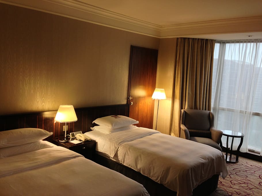 white bed sheet near grey steel base table lamp, hotel, visit HD wallpaper