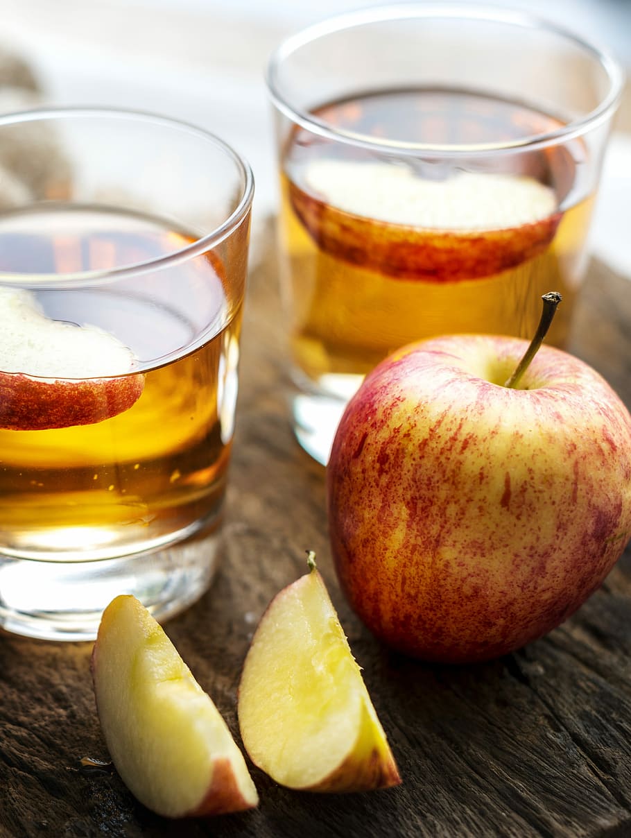 apple fruit beside shot glasses, apple juice, beverage, cider, HD wallpaper