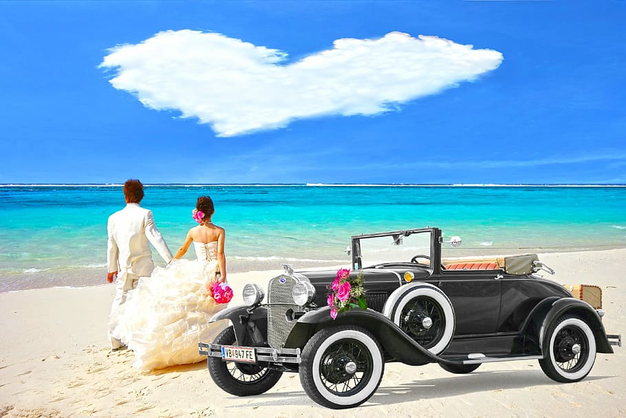bride and groom beside black car on the beach photography, Oldtimer
