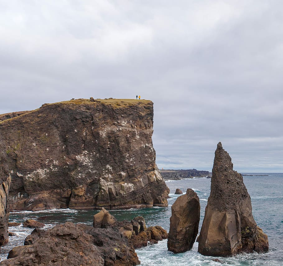 Iceland Vibes, brown mountain cliff on sea, rock, stone, rock - object HD wallpaper