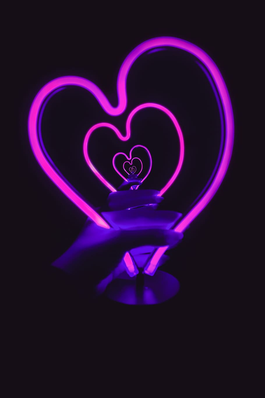 turned on pink heart 3D lamp, pink heart neon lamp, reflection HD wallpaper
