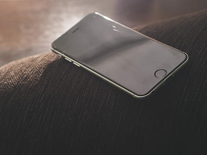 space gray iPhone 6 on brown sofa, Ios, Itunes, Internet, Interface HD wallpaper