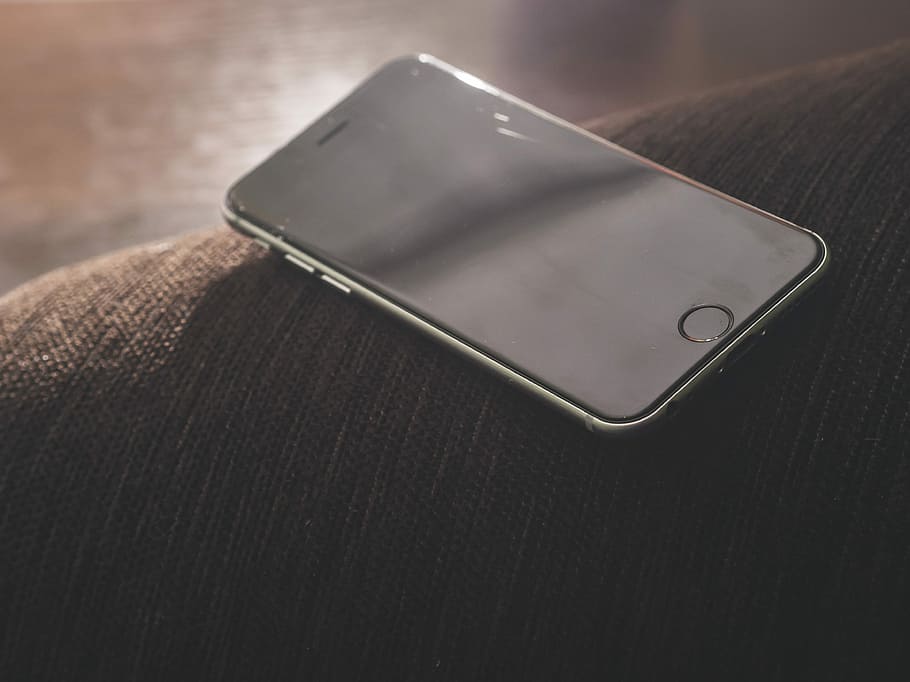 space gray iPhone 6 on brown sofa, Ios, Itunes, Internet, Interface, HD wallpaper