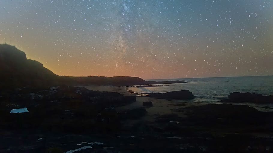 milky way photography, beach during nightttime, nature, rock HD wallpaper