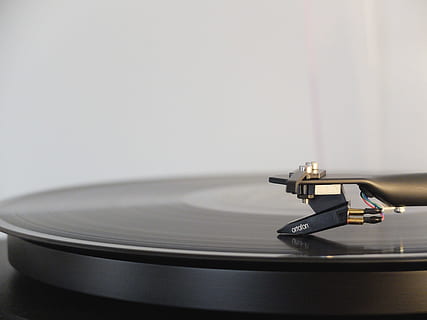 round black vinyl disc on vinyl player, selective focus photo of black vinyl player HD wallpaper