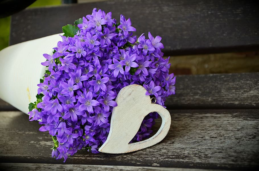 purple cluster flowers in white vase centerpiece closeup photo, HD wallpaper