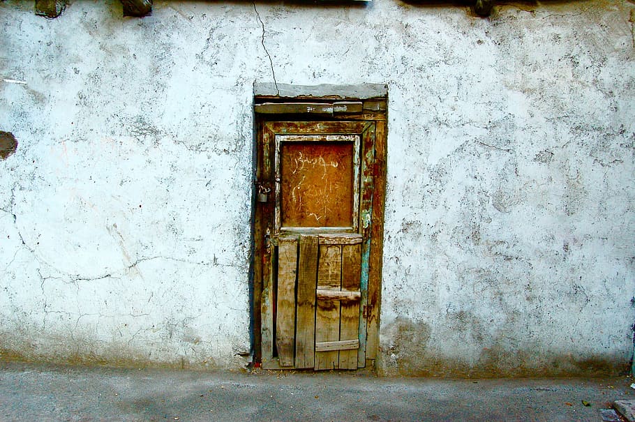 brown wooden closed door, brown wooden door, doorway, wall, lock HD wallpaper