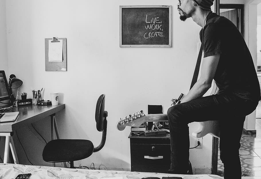 grayscale photo of man playing guitar, grayscale photography of man playing guitar in room, HD wallpaper