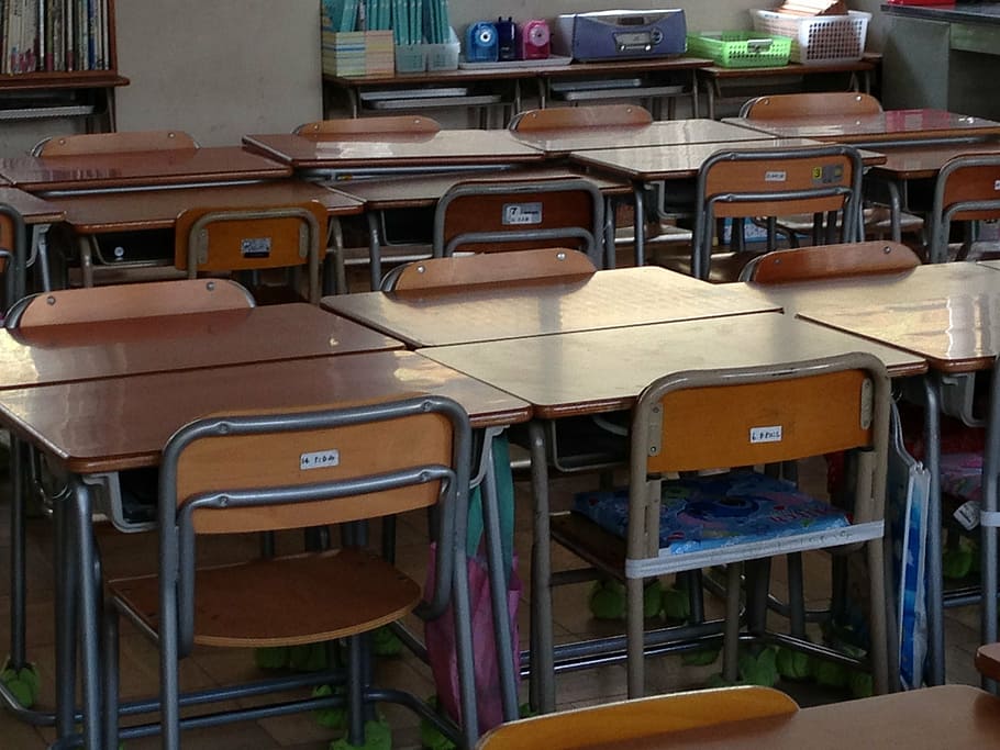 close-up photo of brown wooden table with chairs, japan, school HD wallpaper