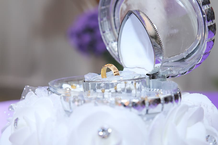 ring, wedding, case, display, selective focus, close-up, glass - material HD wallpaper
