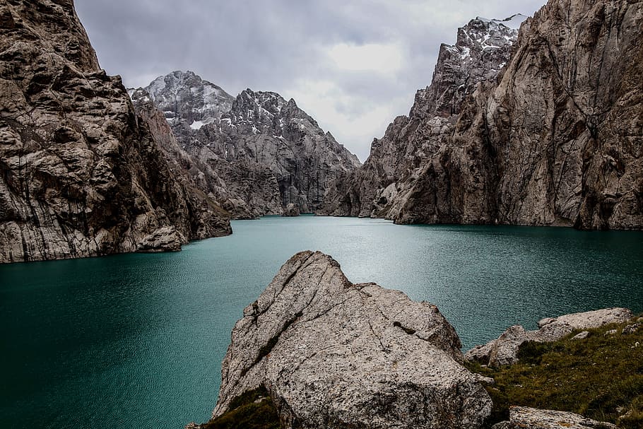 rocks in body of water, brown rock formations, lake, mountain HD wallpaper