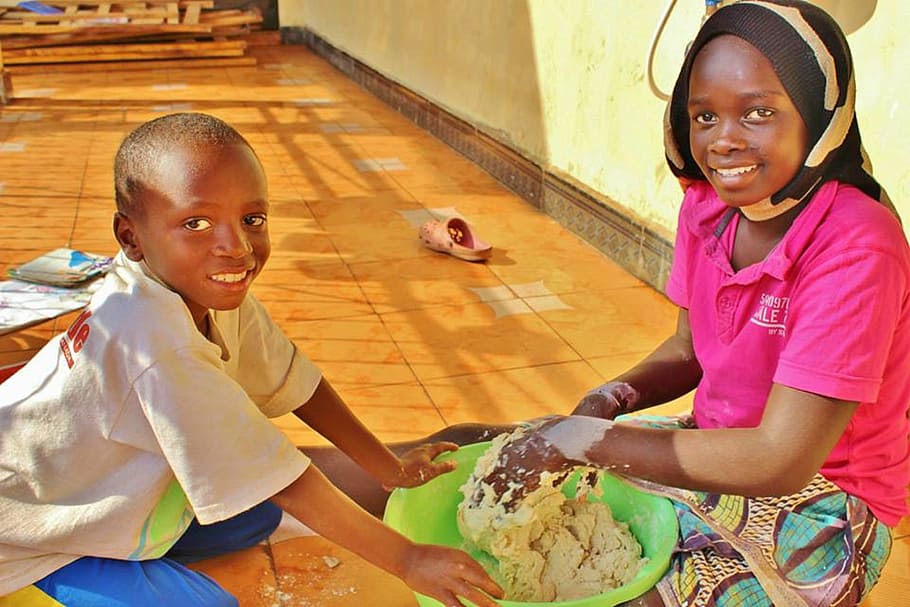 girl and boy smiling, orphanage, africa, tanzania, making bread, HD wallpaper