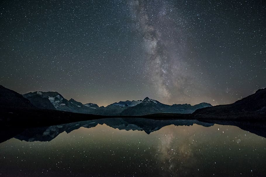 mountain near body of water, calm body of water surrounded with mountains under stars HD wallpaper