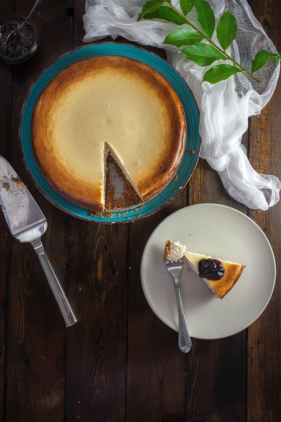 fork on round ceramic saucer, cheesecake, table, dessert, cream HD wallpaper