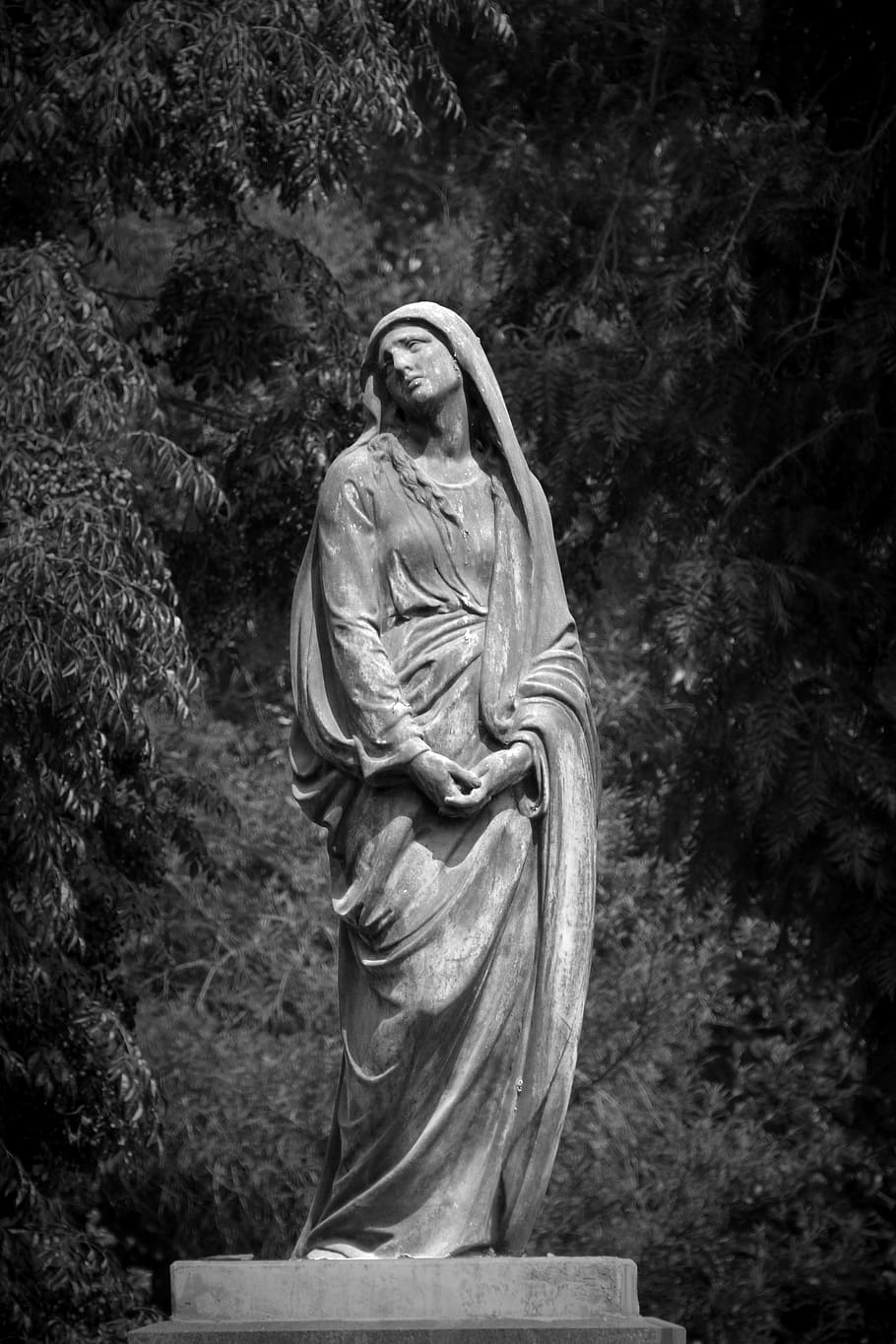 gray concrete woman statue, tapeworm, solo, sad, abandoned HD wallpaper