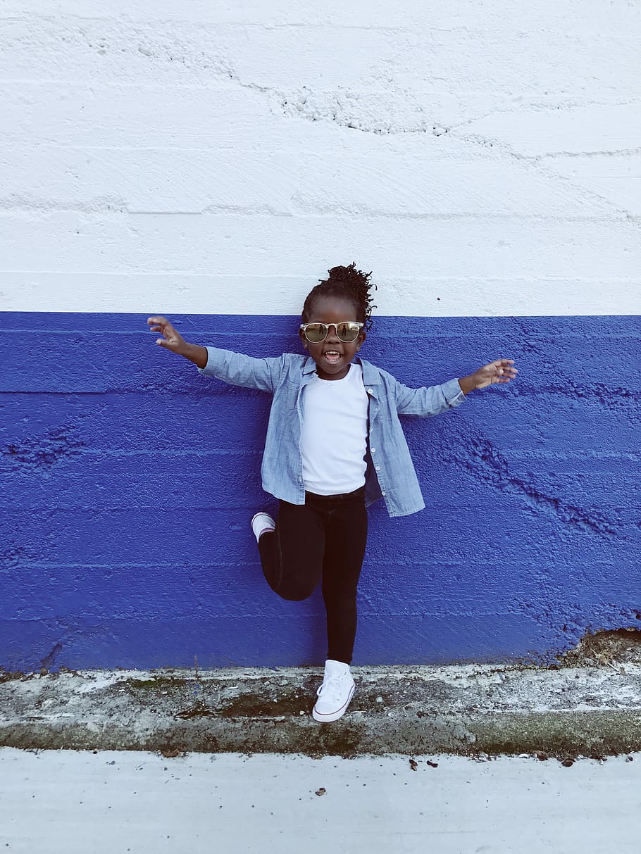girl leaning on wall during daytime, girl standing in front of blue and white wall HD wallpaper