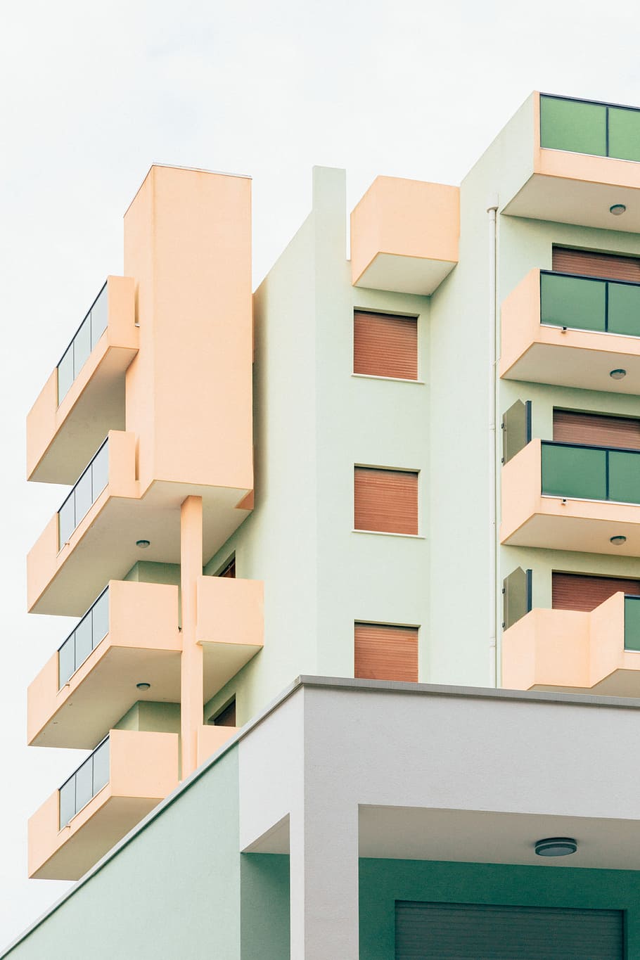 white and pink concrete building, structural photography of building HD wallpaper