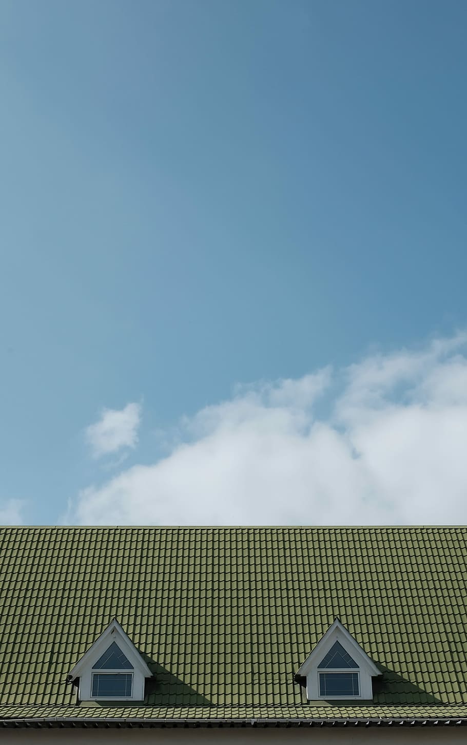 green wooden house roof, green and brown house roof under blue and white sky at daytime HD wallpaper