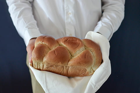 person holding baked bread, person holding leavened bread, baking HD wallpaper
