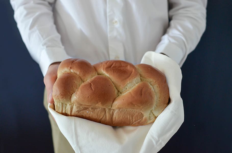 person holding baked bread, person holding leavened bread, baking HD wallpaper