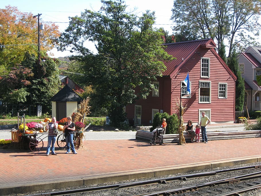 fall, train station, town, autumn, historic, historical, people HD wallpaper