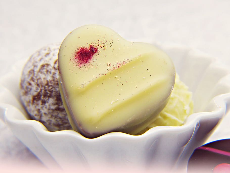 several macarons in white bowl, praline, white chocolate, heart, HD wallpaper