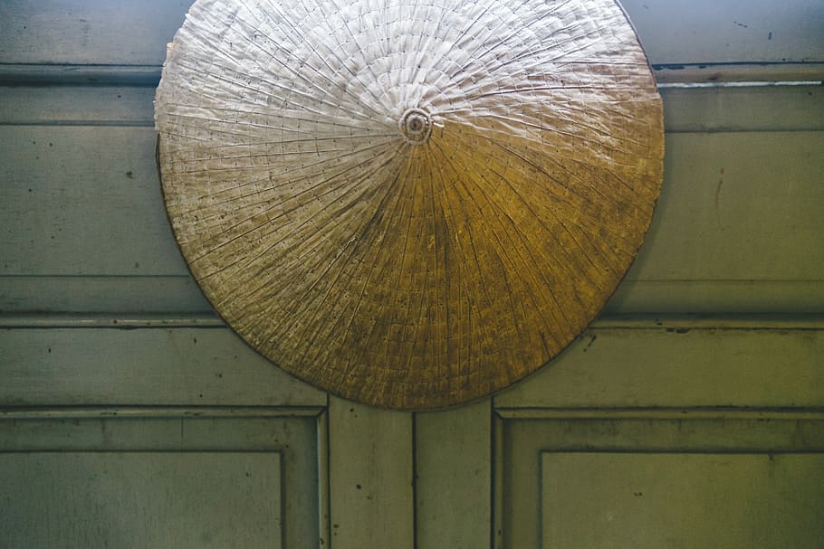 sakat hat on wooden door, wall, art, cone, straw, wood - material HD wallpaper
