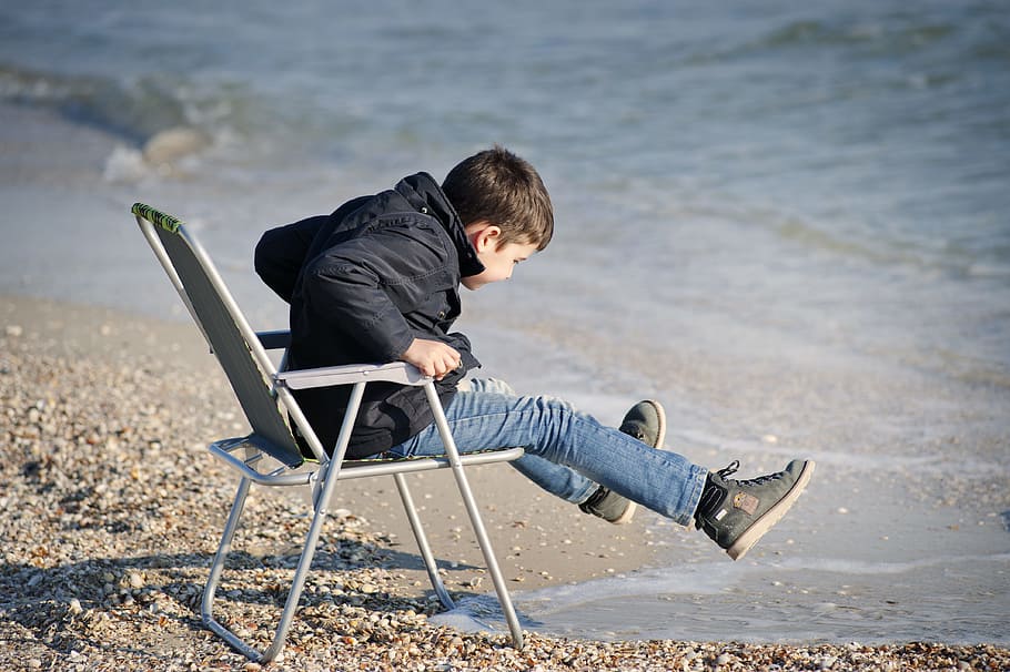 sea, man, person, beach, alone, boy, child, childhood, day, fun HD wallpaper