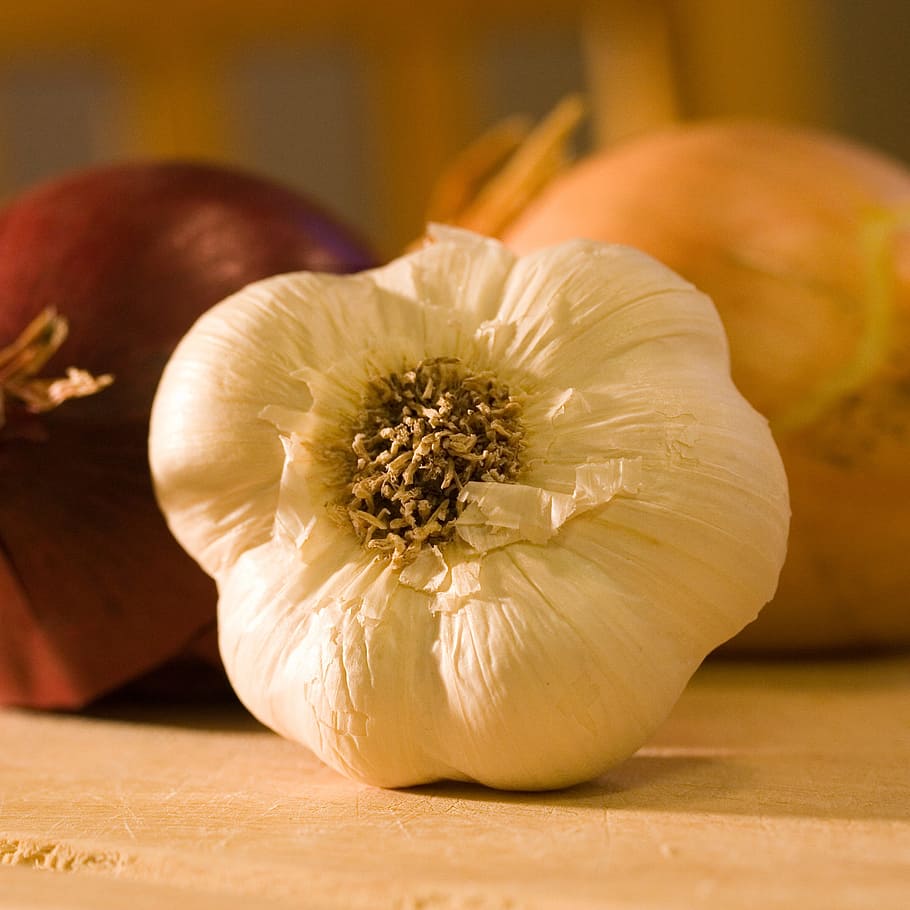 garlic, onion, cutting board, mat, food and drink, freshness HD wallpaper