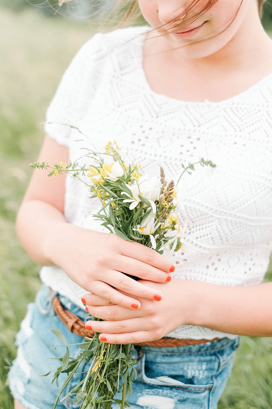 woman holding daisies, outdoors, nature, women, people, summer HD wallpaper