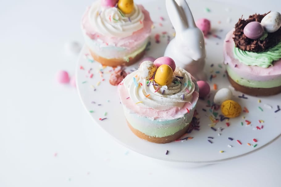 cupcakes, cakes with icing on plate, bunny, lifestyle, entertaining, HD wallpaper