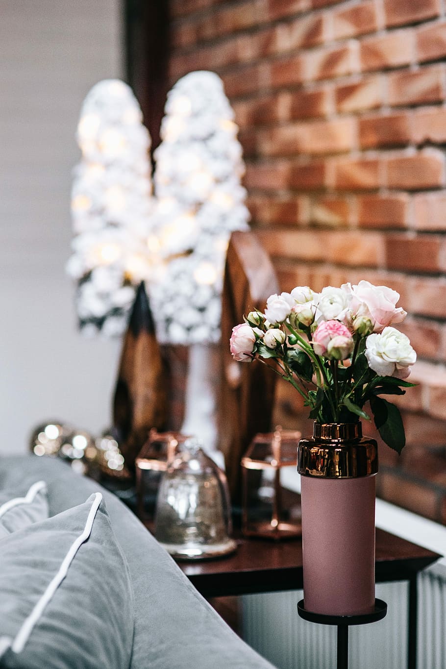 Side table with pink decorations, flowers, pink roses, home decor, HD wallpaper
