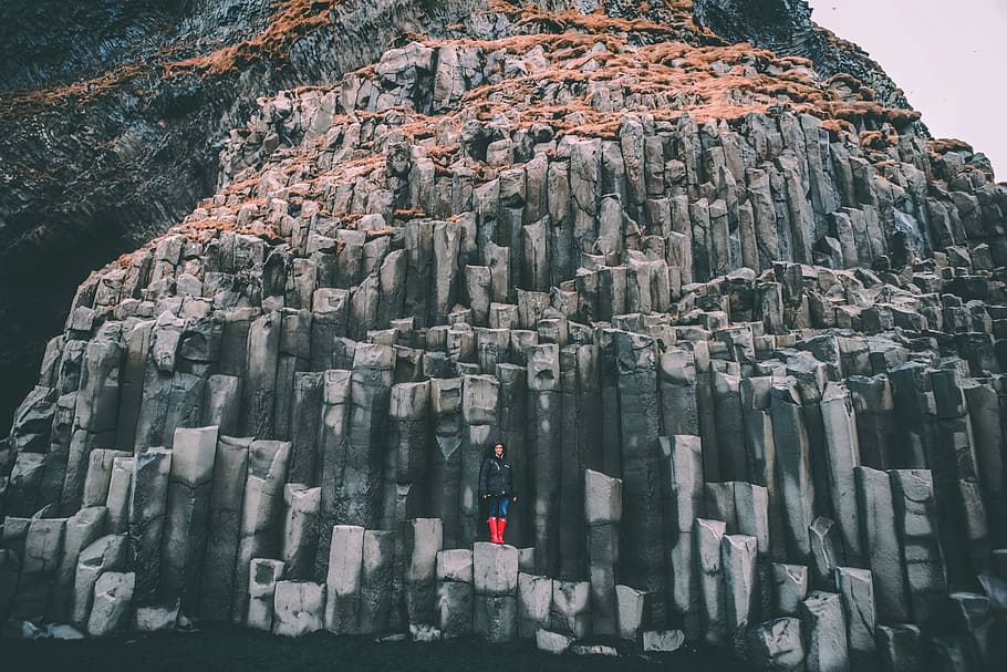 woman standing on grey rock mountain, woman standing on gray rock formation HD wallpaper