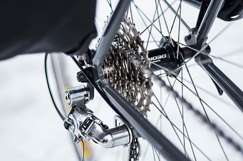 bicycle rear sprocket, shallow focus photography of bicycle sprocket HD wallpaper