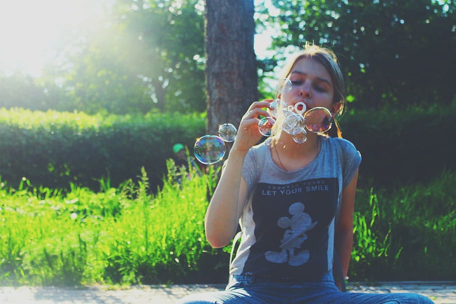 woman playing with bubbles, soap bubbles, heat, friend, outdoors HD wallpaper