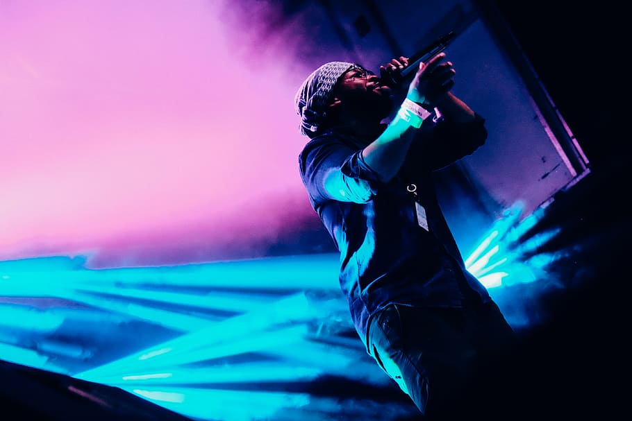 man holding wireless microphone, man holding microphone, night HD wallpaper