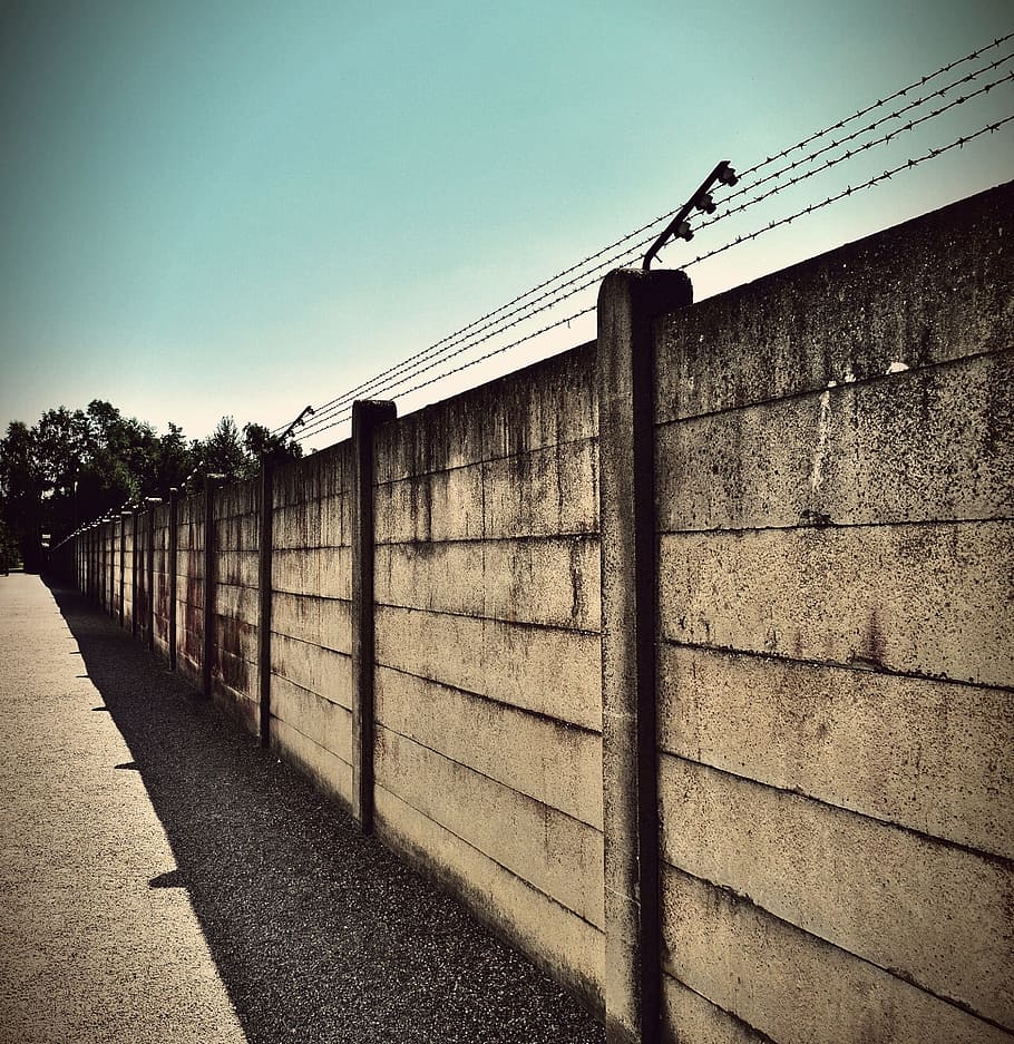minimalist photography of concrete wall with barbed wire, konzentrationslager, HD wallpaper