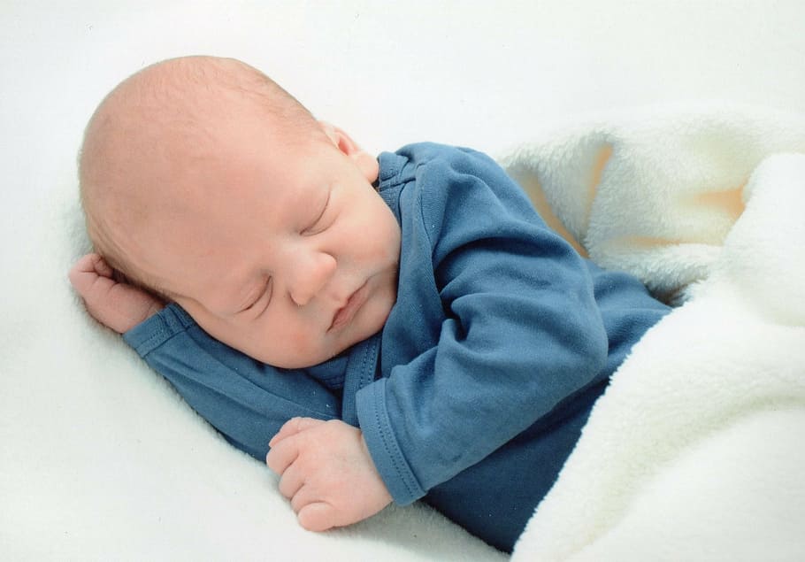 baby wearing dark-blue long-sleeved shirt sleeping on white textile, HD wallpaper
