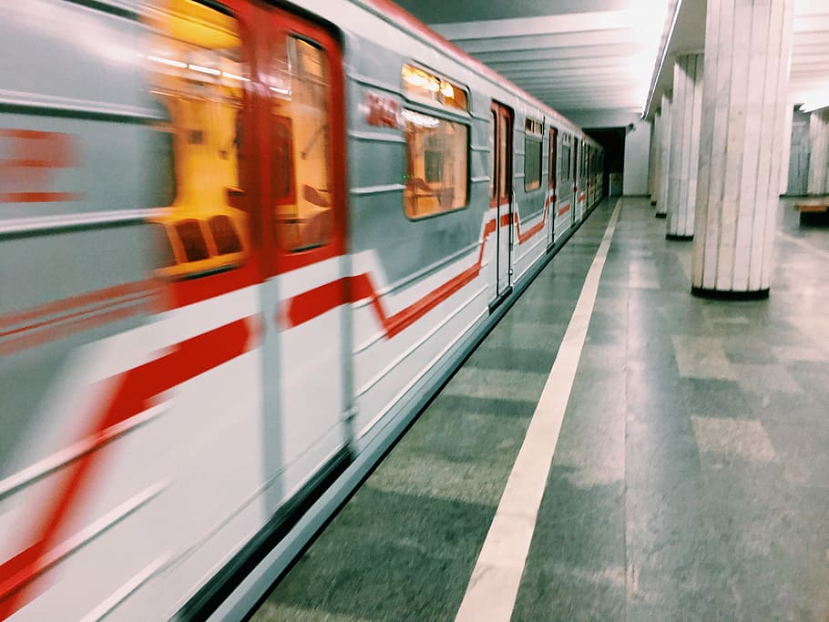 white and gray train on train station, train just arrived, platform HD wallpaper