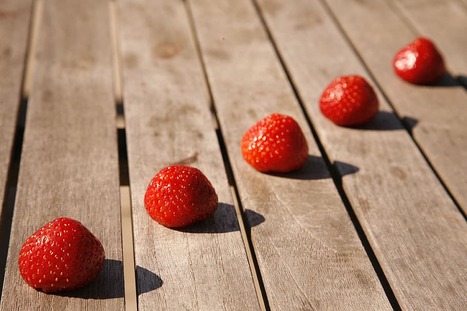 shallow focus photography of strawberries, fruit, diagonal HD wallpaper