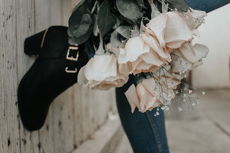 bouquet of white roses, person holding bouquet of flowers, soft HD wallpaper