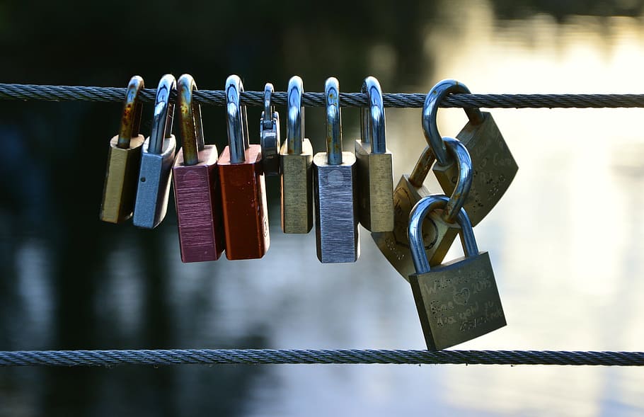 padlocks on steel cable during daytime, love locks, castle HD wallpaper